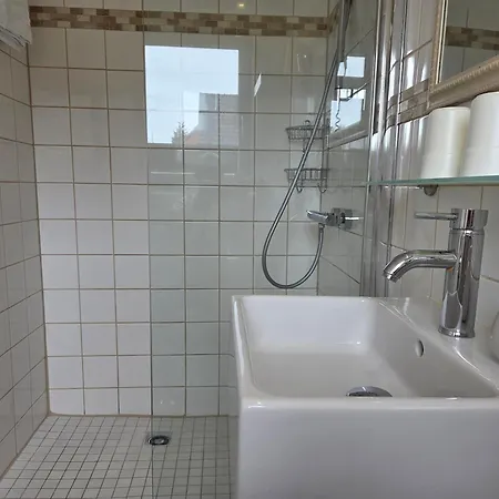 Zur Brandung 3*